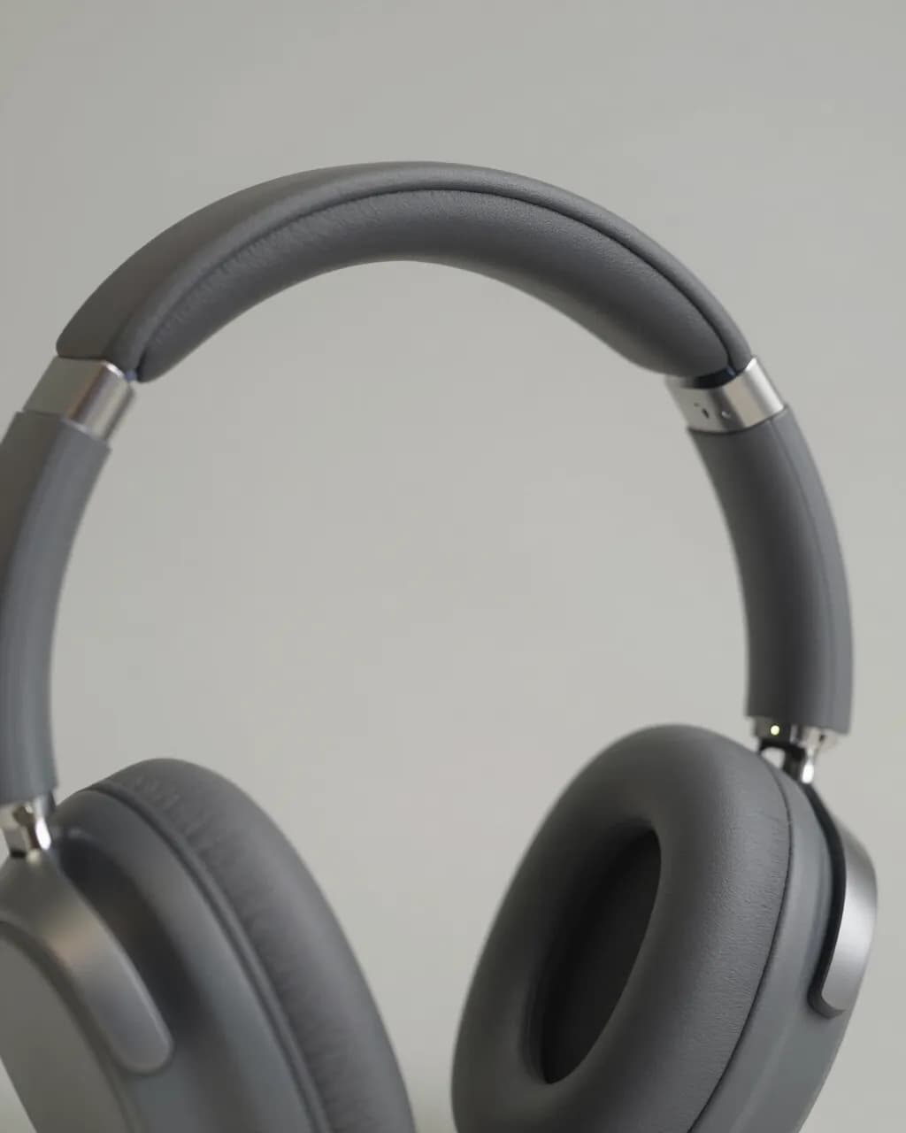 Close view of the Oswin One headband and its metal joints